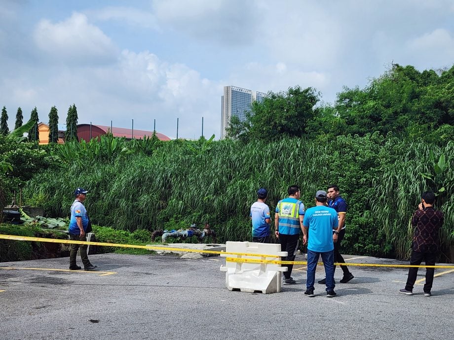 土崩河堤塌2车险坠河 游佳豪:市会水利局研究抢修