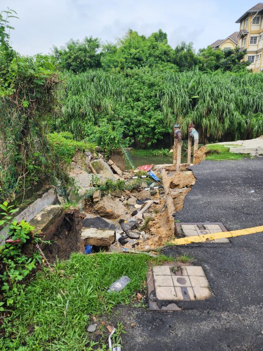 土崩河堤塌2车险坠河 游佳豪:市会水利局研究抢修