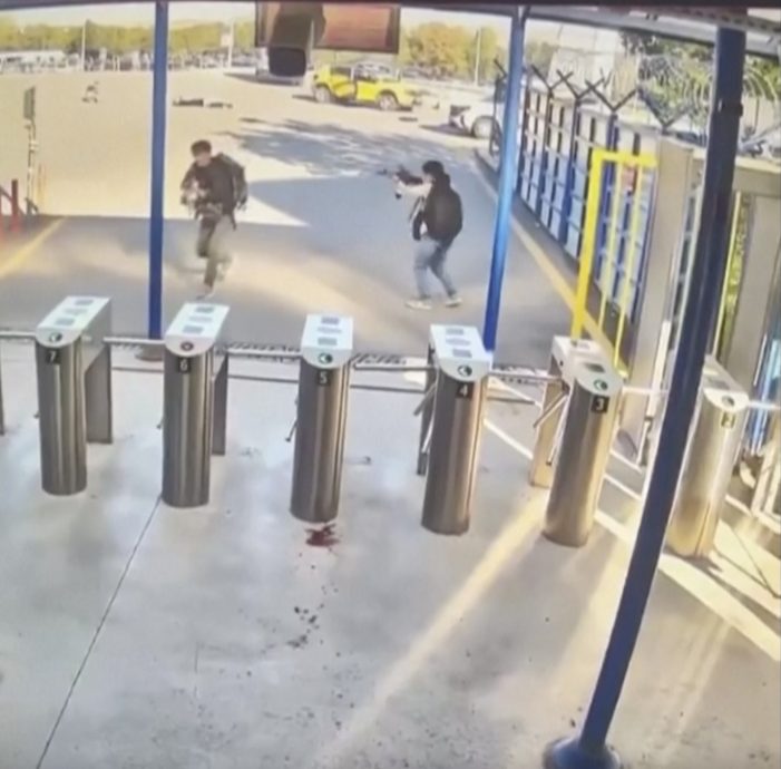 土耳其恐攻27死伤 “枪手正面闯入”监视器画面曝 大楼门口溅血