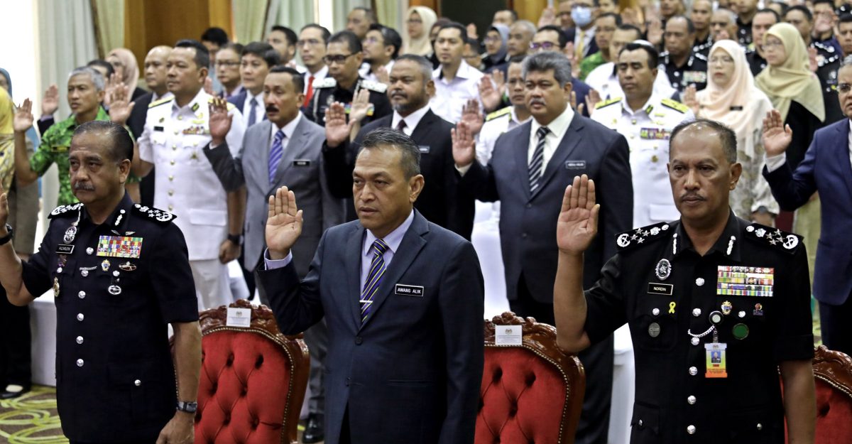 夜报封面//无政府订单发票太多了 内政部秘书长:其中一张逾百万不妥