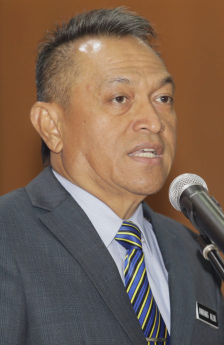 夜报封面//无政府订单发票太多了 内政部秘书长:其中一张逾百万不妥