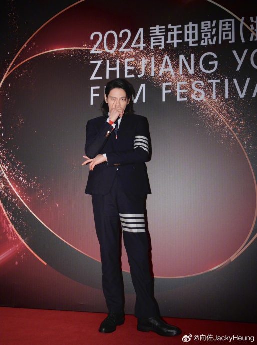 大学报道用“向佐手势”打卡?本尊叹不好风气