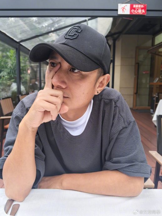 大学报道用“向佐手势”打卡?本尊叹不好风气