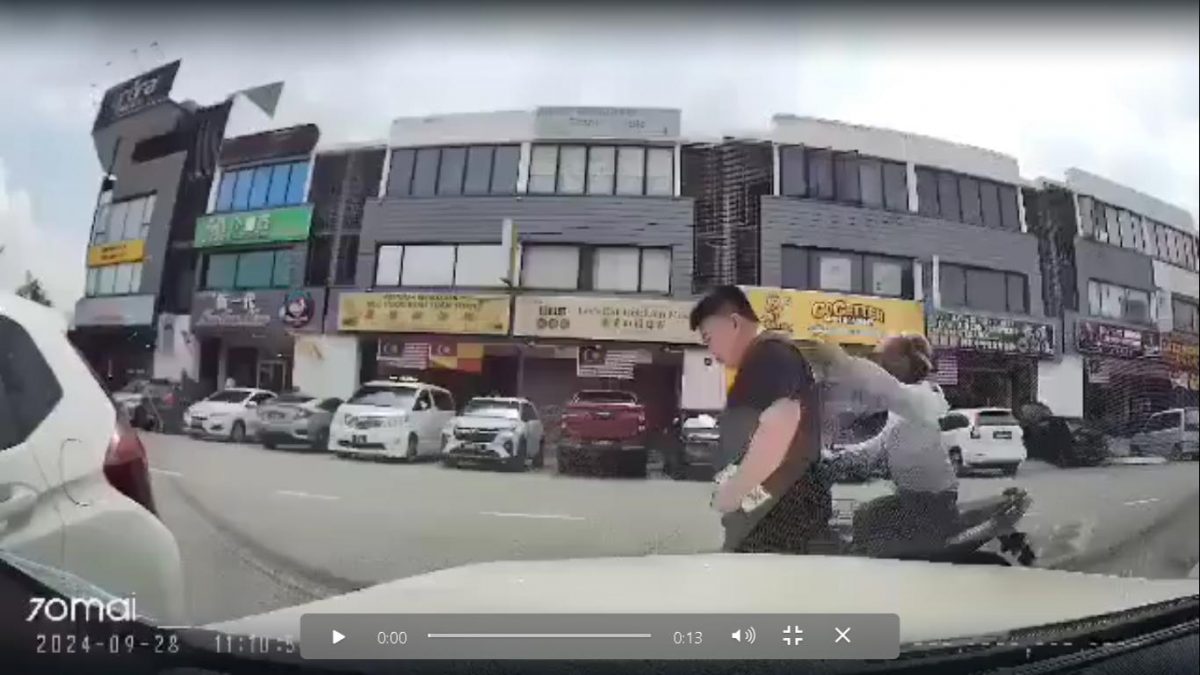 大都会/声称摩托车撞到房车,实达阿南商区抢金链