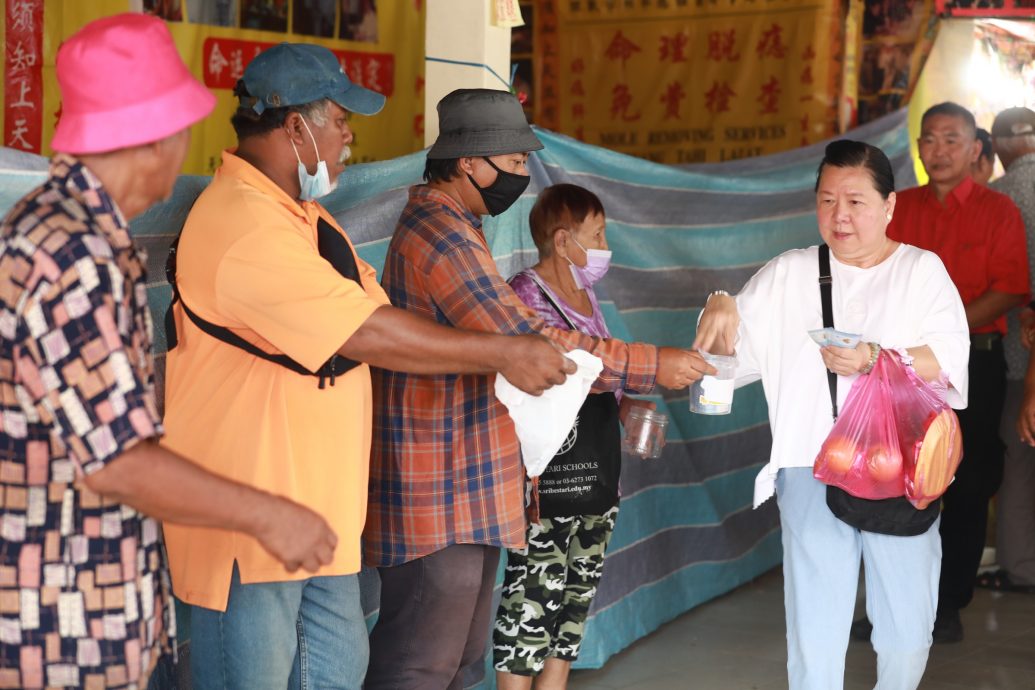 大都会封面/安邦九皇爷丐帮收入锐减,叹行情差