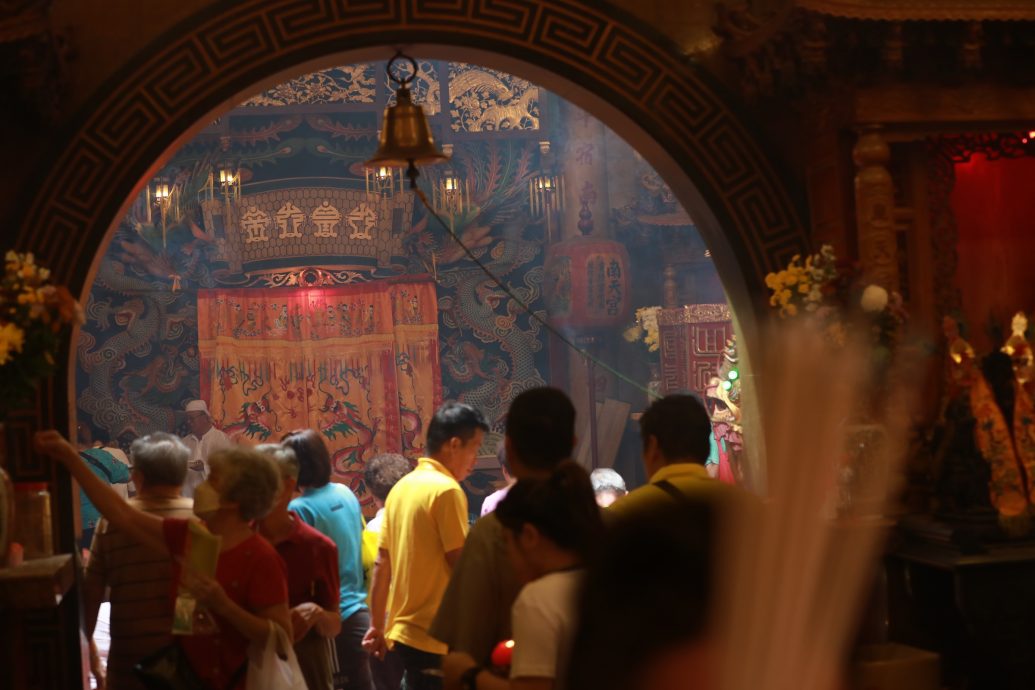 大都会封面/安邦九皇爷丐帮收入锐减,叹行情差