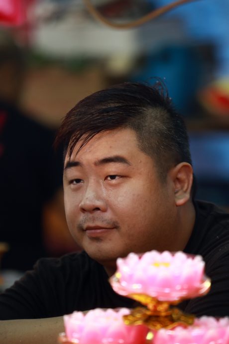 大都会封面/安邦九皇爷丐帮收入锐减,叹行情差