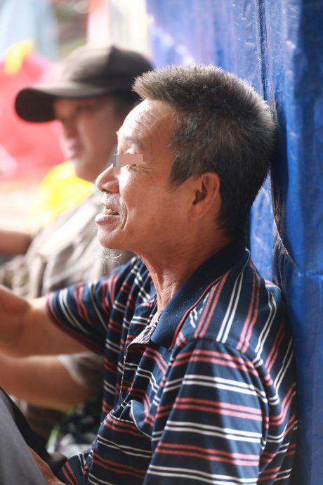 大都会封面/安邦九皇爷丐帮收入锐减,叹行情差