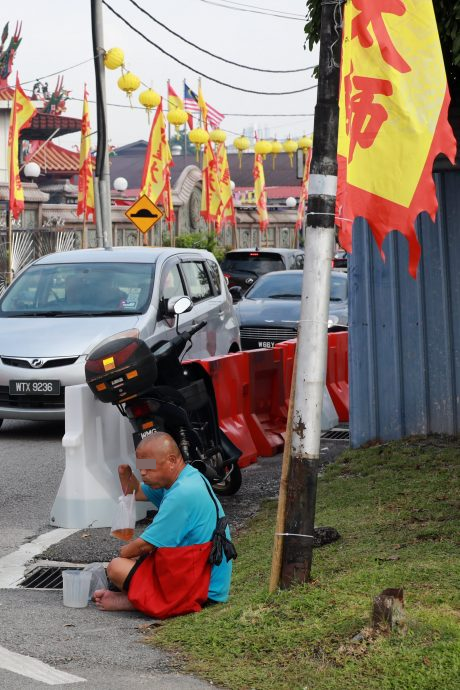 大都会封面/安邦九皇爷丐帮收入锐减,叹行情差