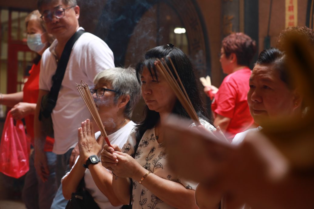 大都会封面/安邦九皇爷丐帮收入锐减,叹行情差