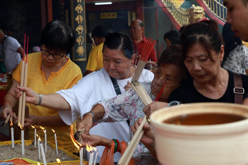 大都会封面/安邦九皇爷丐帮收入锐减,叹行情差