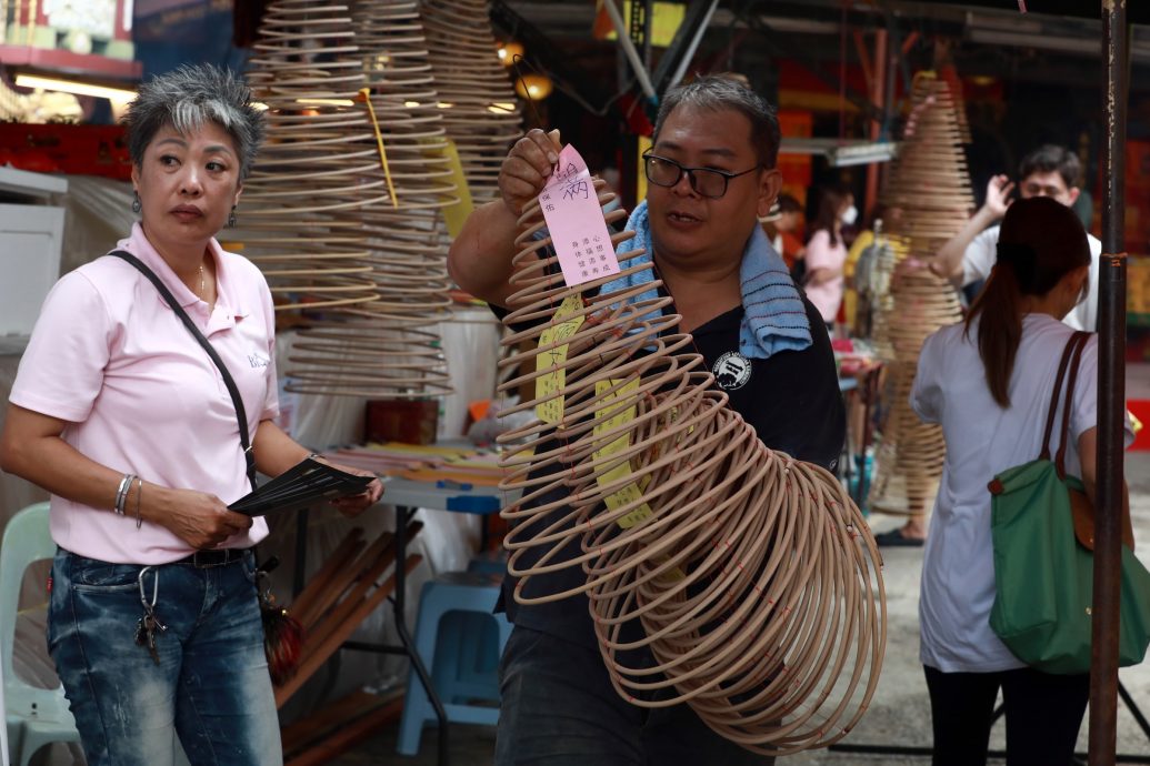 大都会封面/安邦九皇爷丐帮收入锐减,叹行情差