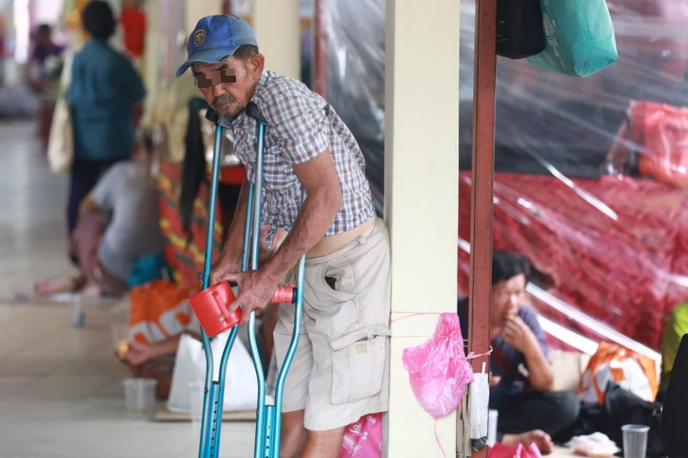 大都会封面/安邦九皇爷丐帮收入锐减,叹行情差