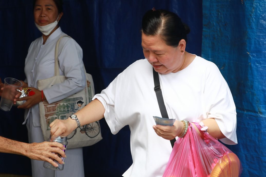 大都会封面/安邦九皇爷丐帮收入锐减,叹行情差