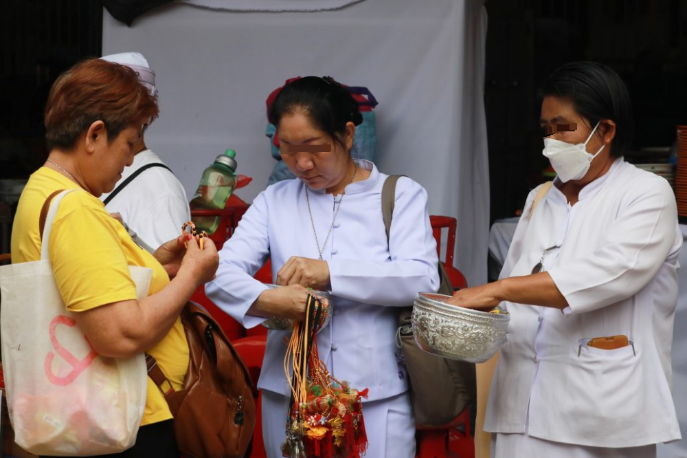 大都会封面/安邦九皇爷丐帮收入锐减,叹行情差