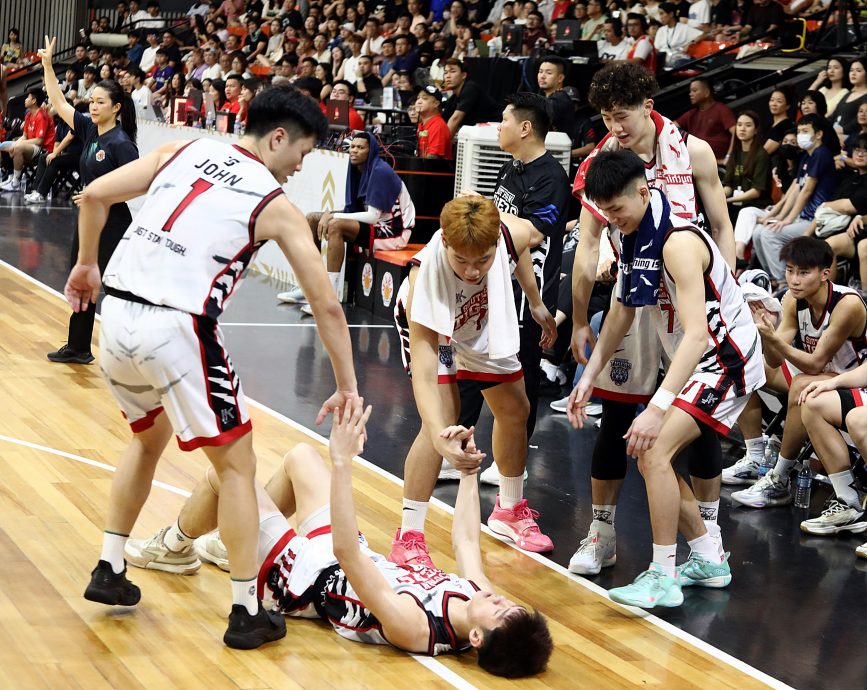 大马国际篮球邀请赛|赛后90度鞠躬谢场赢掌声 上海交大擒南虎封王