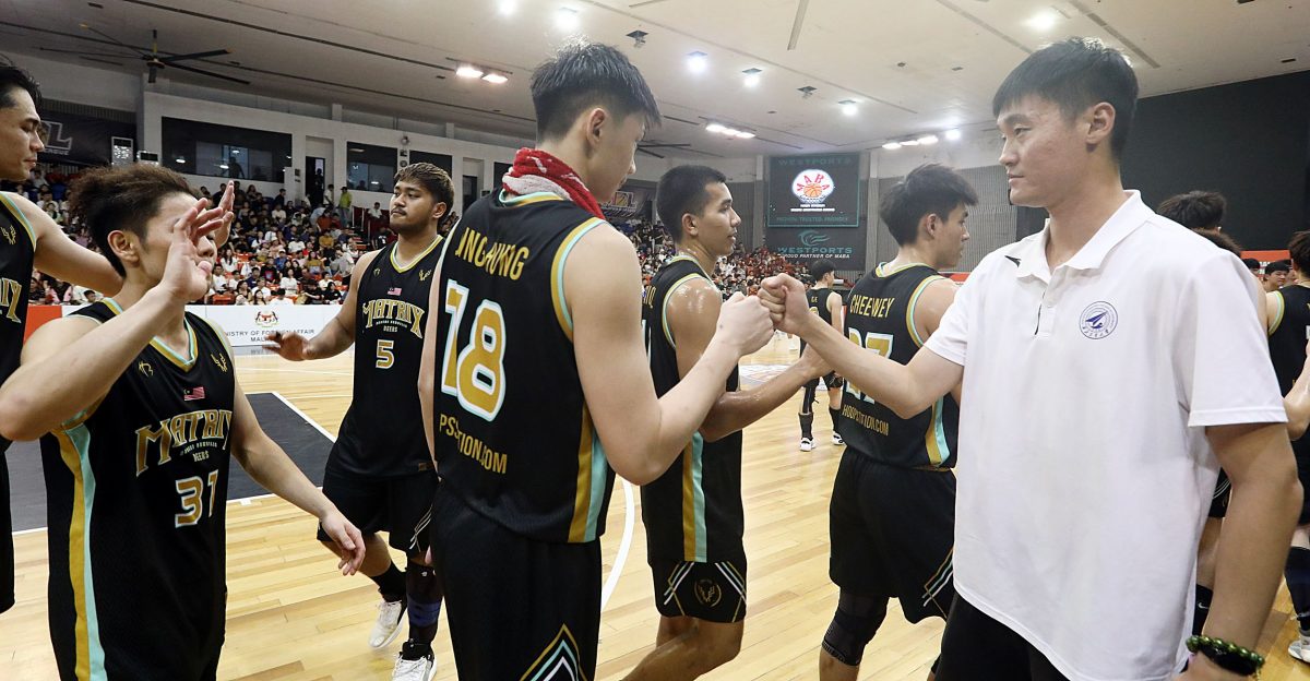 大马国际篮球邀请赛|赛后90度鞠躬谢场赢掌声 上海交大擒南虎封王