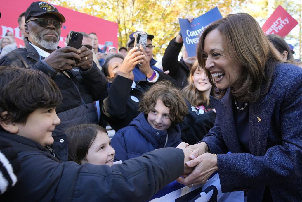 天下事)美国选举成性别大战 争女性选票 特朗普自诩“体外受精”之父