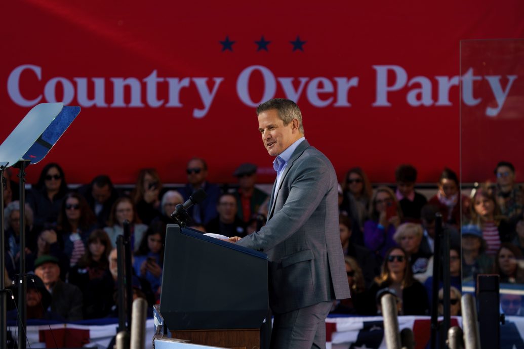 天下事)美国选举成性别大战 争女性选票 特朗普自诩“体外受精”之父