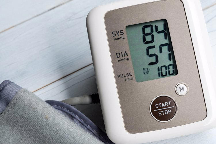 女子把降压药掰开吃致昏迷 医生:大剂量瞬间释放会引起中毒或休克