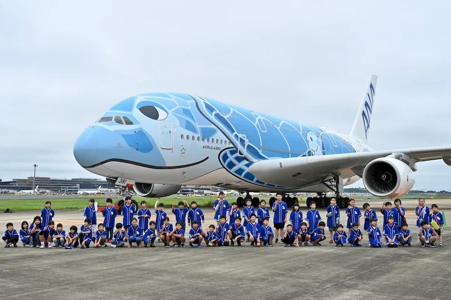 小学生与最大巨无霸客机“拔河”!到底谁赢了?