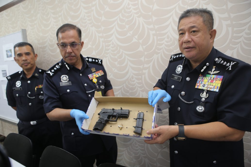 巡逻时与可疑男子展开枪战 警歼灭劫金商犯罪集团首脑