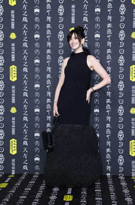 巨星同场拼红气 安妮希达薇走样?