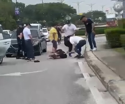 *已签发* 全国:男子当街被攻击 陈胜利:警方已逮捕7涉案男子 并延扣4日助查