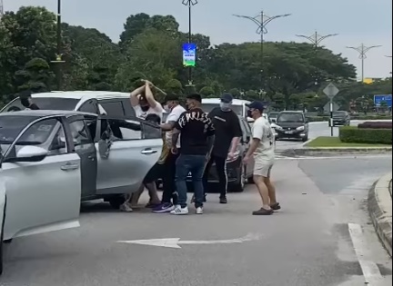 *已签发* 全国:男子当街被攻击 陈胜利:警方已逮捕7涉案男子 并延扣4日助查