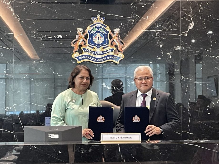 *已签发* 柔:封面: 与社会英雄基金会及兽医诊所合作 新山市政厅翼为1000流浪狗结扎