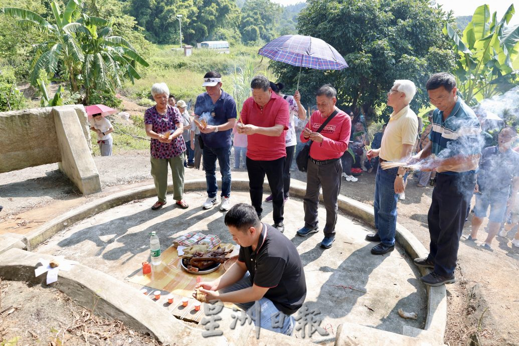 *已签发* 柔:封面【特稿】:华人尊长黄匡顺返祖籍故乡祭祖,获村民热烈欢迎