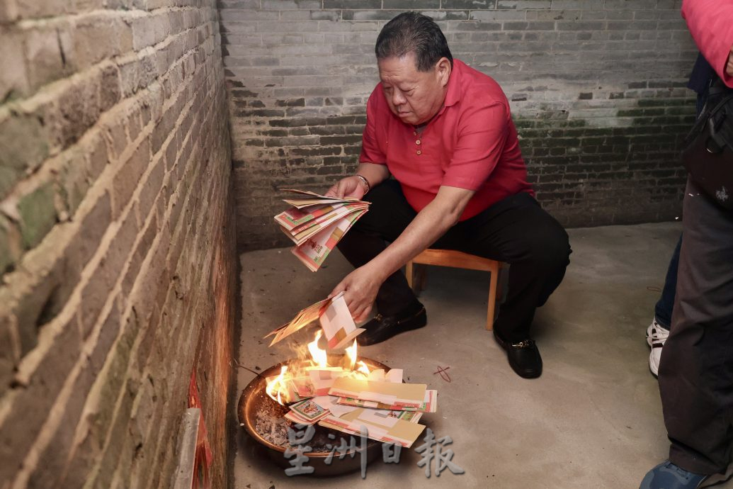 *已签发* 柔：封面【特稿】：华人尊长黄匡顺返祖籍故乡祭祖，获村民热烈欢迎
