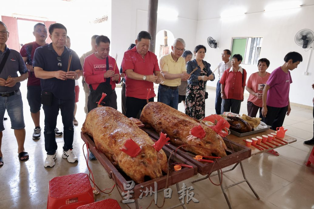 *已签发* 柔:封面【特稿】:华人尊长黄匡顺返祖籍故乡祭祖,获村民热烈欢迎