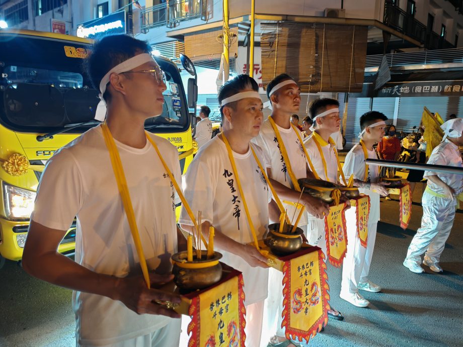 峇斗母宫出动九头瑞狮,恭迎九皇大帝圣驾