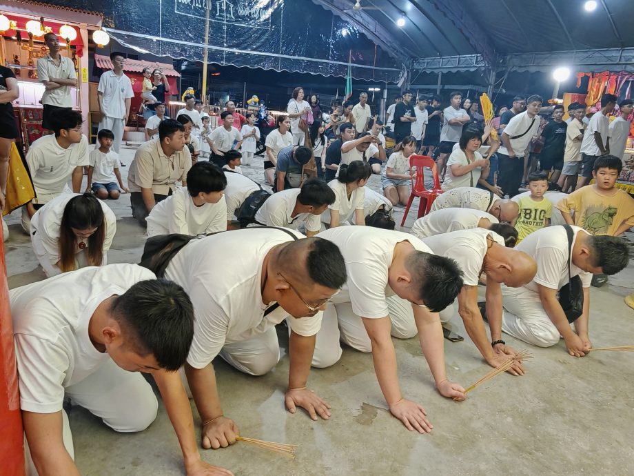 峇斗母宫出动九头瑞狮,恭迎九皇大帝圣驾
