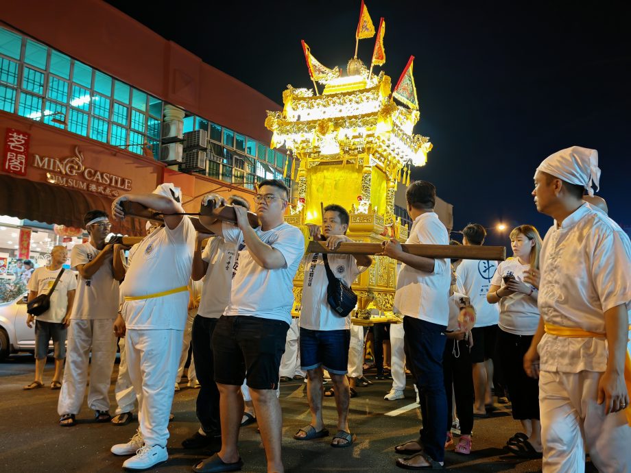 峇斗母宫出动九头瑞狮,恭迎九皇大帝圣驾