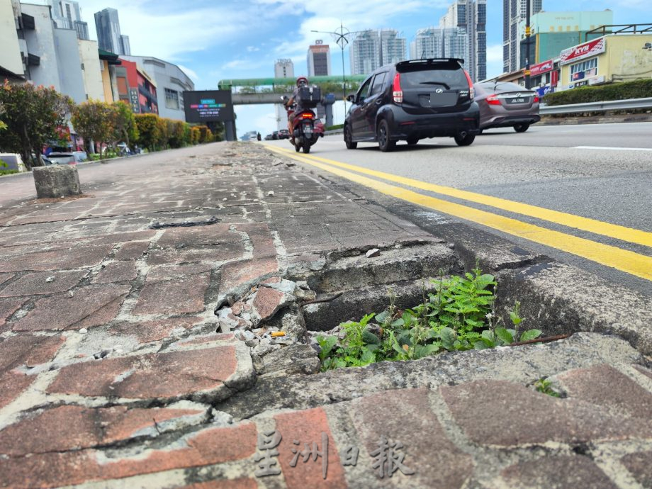 *已签发* 柔：版二：【民生特工】新山顺利花园：行人步道坑洞暗藏危机，沙石坍塌占据停车位