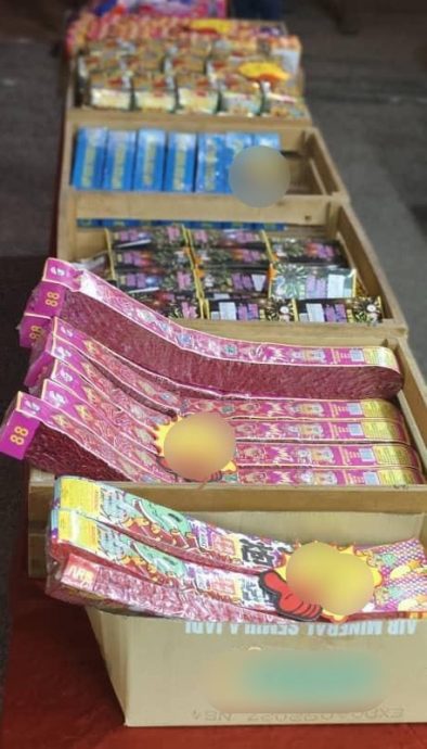 *已签发* 柔:突击一商店,警起大批烟花爆竹与烈酒,捕40余岁女子