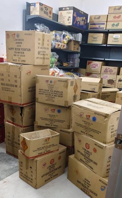*已签发* 柔:突击一商店,警起大批烟花爆竹与烈酒,捕40余岁女子