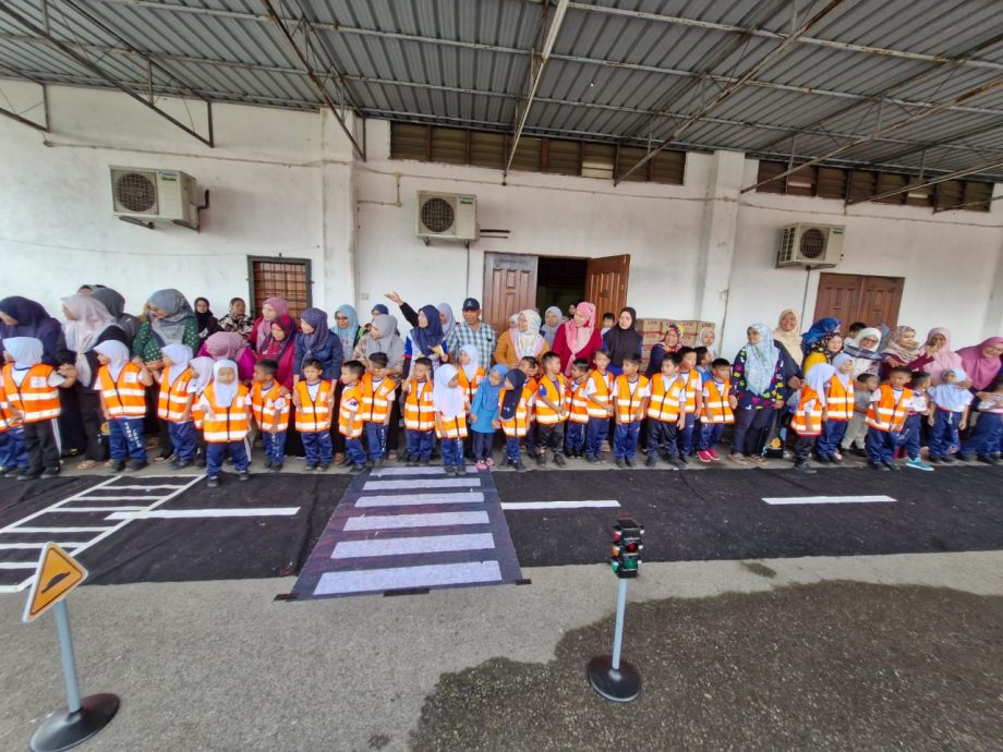 *已签发* 版头之一:柔:哥打丁宜至居銮路高风险车祸事发地 涉及104名乌鲁柏里东土展区居民