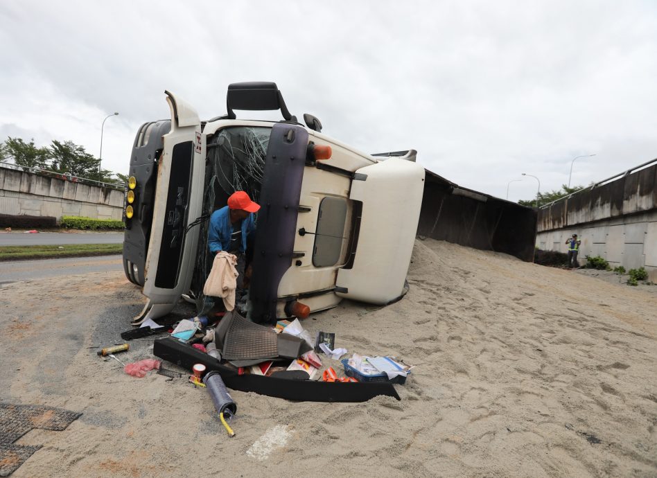 **已签发**柔:公路变沙滩!巨型砂石车侧翻沙子全铺路