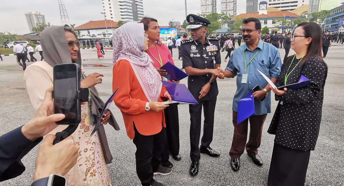 **已签发**柔:在6岁女童失踪案功不可没,2华警今被柔总警长表扬