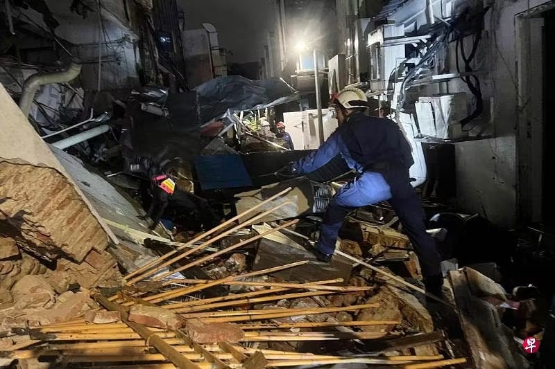 *已签发*柔:狮城二三事:2店屋疑气爆坍塌6人伤 狮城建设局令业主封锁区域