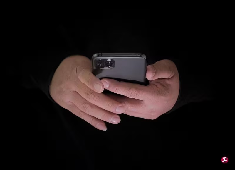 *已签发*柔:狮城二三事:为筹女友机票钱 中国青年狮城当阿窿跑腿