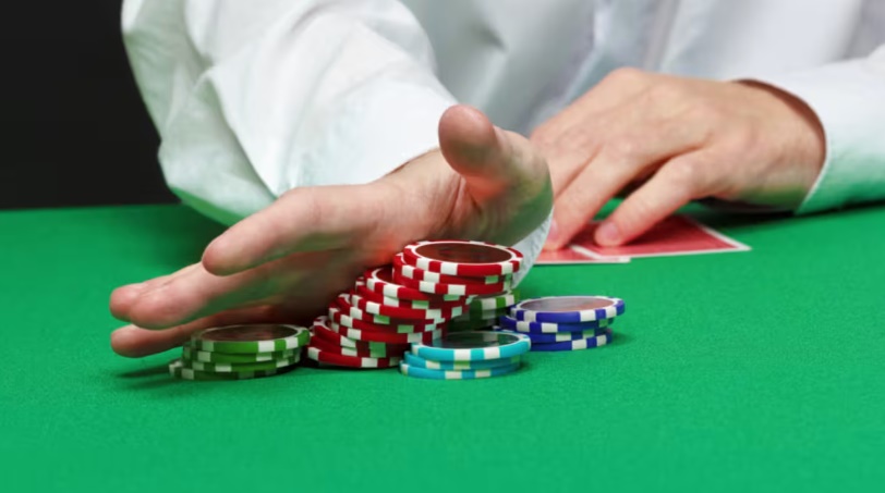 *已签发*柔:狮城二三事:偷藏逾17万令吉 赌场荷官监1年又3周