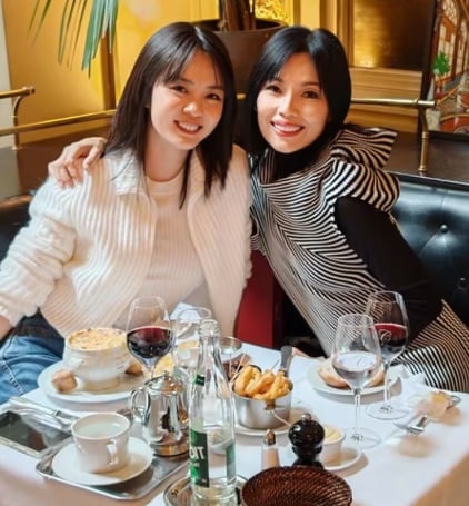 *已签发*柔:狮城二三事:得知欧菁仙不会煲汤 黄暄婷亲赴巴黎送“爱心汤”