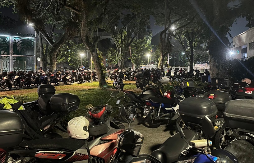 *已签发*柔:狮城二三事:成越堤族情感联络站 狮城马西岭小贩中心清晨2时开档