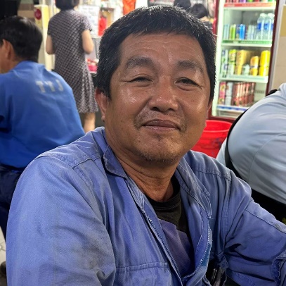 *已签发*柔:狮城二三事:成越堤族情感联络站 狮城马西岭小贩中心清晨2时开档