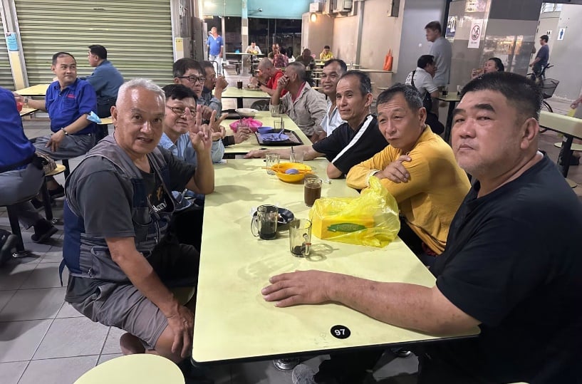 *已签发*柔:狮城二三事:成越堤族情感联络站 狮城马西岭小贩中心清晨2时开档