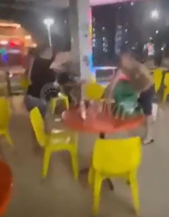 *已签发*柔:狮城二三事:扔瓶丢椅互叫嚣 男女咖啡店扭打